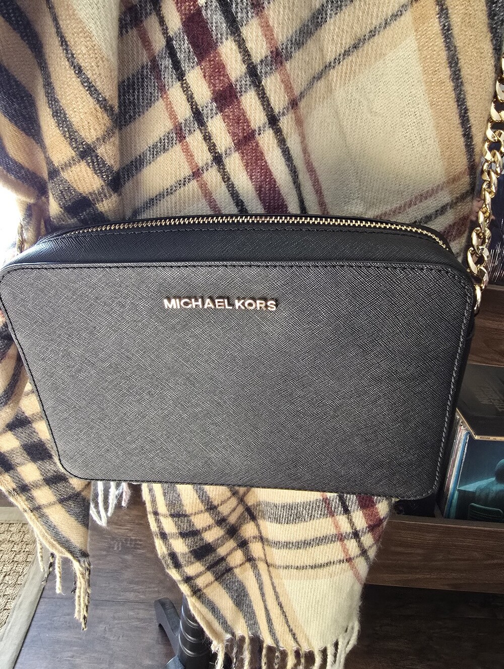 Michael Kors Jet Set Saffiano Leather Crossbody Bag - Blk with Gold Hardware - Picture 5 of 16